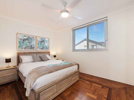 Fully Furnished Executive Apartment - Stroll to Beach - Photo 2