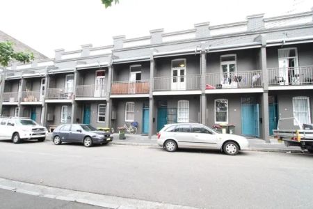 Stunning Updated Split-Level Terrace in Premier Inner-City Location - Photo 3