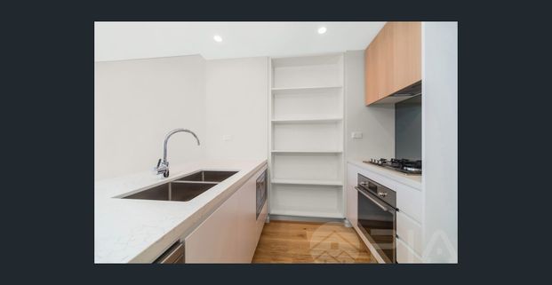 Modern 1-Bed Apartment With Separate Study & Secure Parking - Photo 1