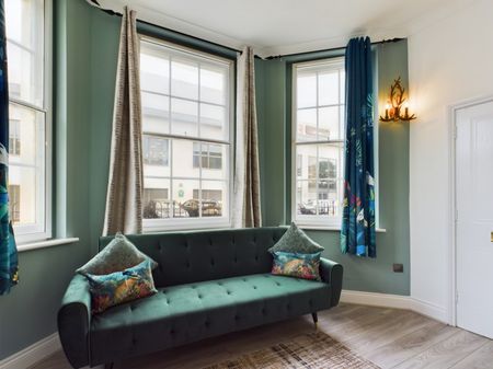 School House, Bennington Street, GL50 - Photo 2