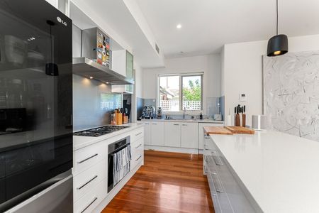 AN EXPANSE OF FAMILY LIVING & A POOL........... - Photo 5