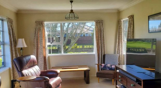 Charming, sunny home in a great location. - Photo 1