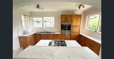 Comfortable 3 Bedroom Home in a Prime Location!! - Photo 4