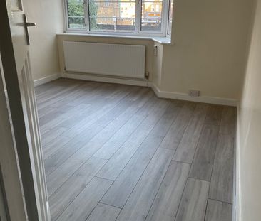 3 Bed Flat, Holmbury Court, SW17 - Photo 6