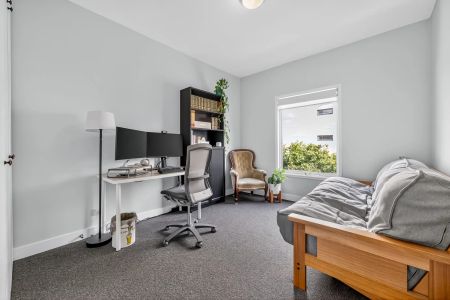 Stylish Top-Floor Apartment – Prime Location! - Photo 5