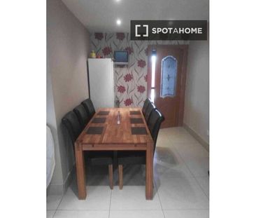 Room in shared 4-bedroom flat for rent in Drumfinn, Dublin - Photo 4