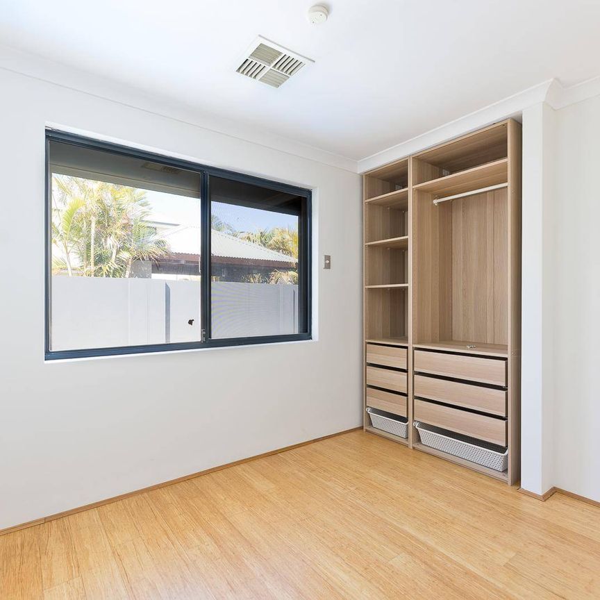 DISTINGUISHED ESTATE LIVING WITH SOLAR, POOL & ENTERTAINING APPEAL - Photo 1