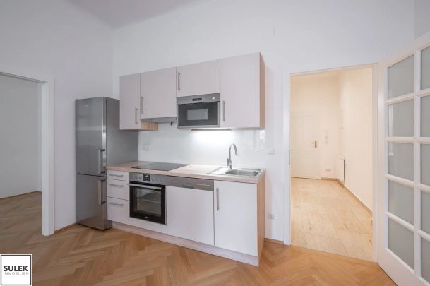 Wohnen im Ersten! Stilvoll sanierte Altbauwohnung für Singles & Pärchen in bester Innenstadtlage – ab sofort - Photo 1