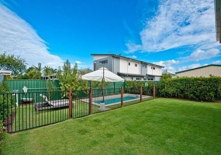 QLD Cottage With Large Entertainers Deck Overlooking the Stunning In-Ground Pool - Photo 5