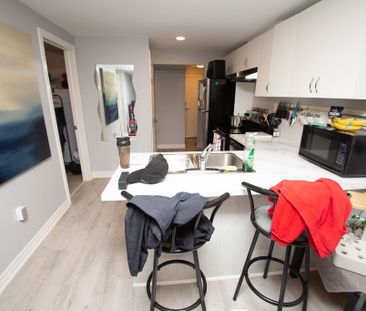 Cozy 1 Bedroom + Den Lower Unit in St. Catharines! - Photo 2