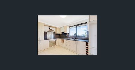 Enormous, top floor, 2 bedroom recently painted apartment - Photo 4