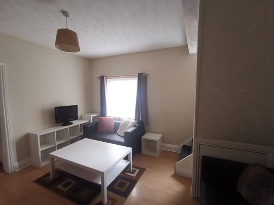 4 bedroom end of terrace house to rent - Photo 1