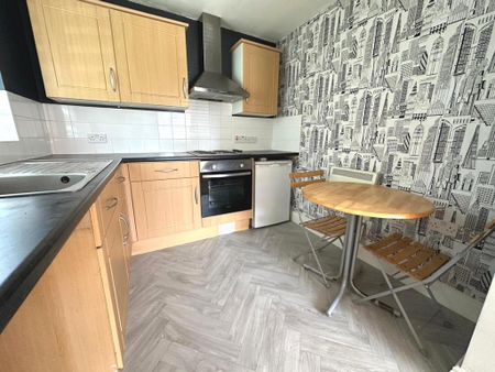 2 bedroom flat to rent - Photo 2