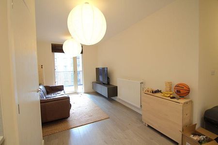 1 bedroom in a flat share to rent - Photo 3