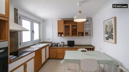 Room in a shared 5-bedroom apartment for rent in L'Amistat. - Photo 2
