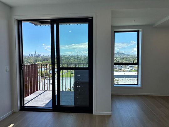 Brand new apartment with stunning city views - Photo 1