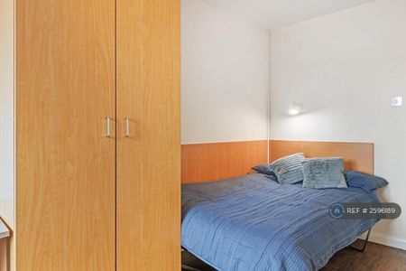 1 bedroom in a flat share to rent - Photo 3