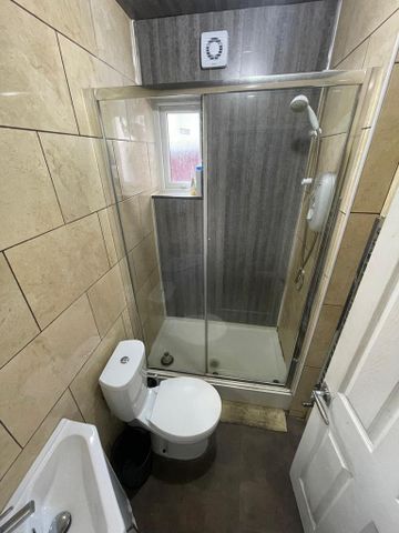 8 bedroom semi-detached house to rent - Photo 3