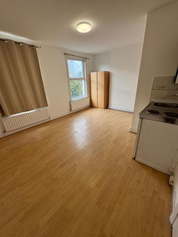 Studio to rent - Photo 2