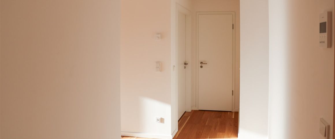 Moderne 2-Zi.-Wohnung am Wasser mit großer Loggia und durchdachtem Grundriss - Foto 1