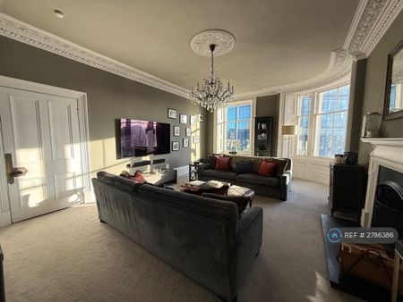 3 bedroom flat to rent - Photo 4