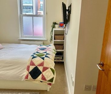 Room in a Shared House, Lambton Road, SW20 - Photo 4