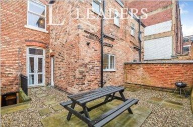 1 bedroom in a house share to rent - Photo 2