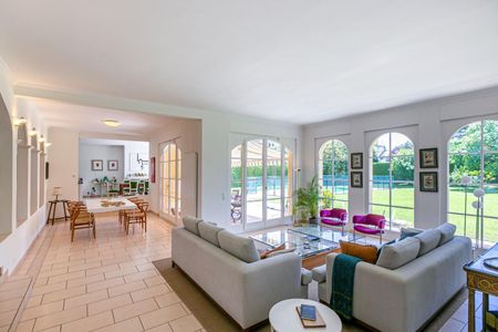 Magnifique maison de maître de style italien d'environ 380m2 avec 4 chambres à coucher, un bureau, une piscine chauffée et sécurisée et un jardin clôturé d'environ 1'320m2. Exposition plein sud. - Foto 2