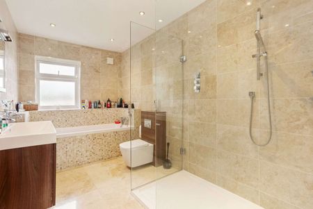 A beautifully presented family house in the heart of highly sought-after Curzon Park North. - Photo 4