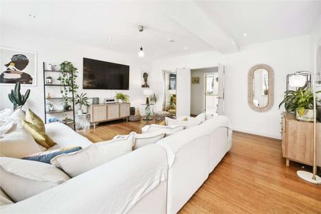 A contemporary two bedroom apartment situated in Marylebone High Street. - Photo 3