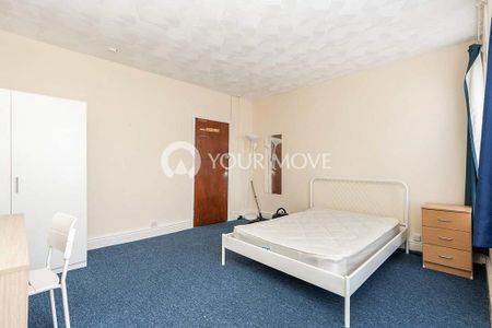 4 bedroom semi-detached house to rent - Photo 3