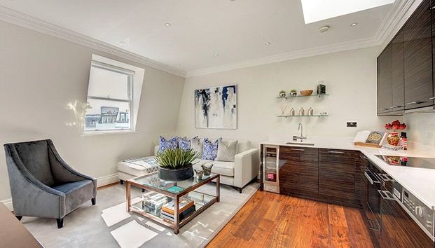 An Immaculately Present Second Floor One Bedroom Apartment on a Popular Garden Square - Photo 1
