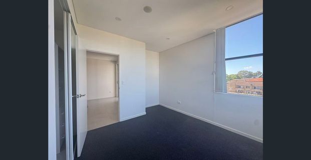 Close to everything - Photo 1