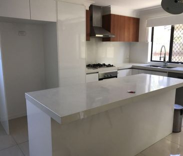 Fully furnished room with Queen size bed and ducted air condition i... - Photo 3