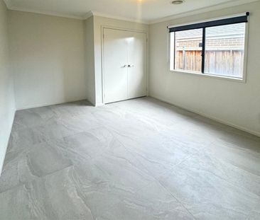 Spacious 4-Bedroom Home with Alfresco Entertaining! APPLICATIONS NO... - Photo 4