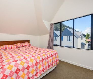 Thorndon townhouse with spacious garage! - Photo 4