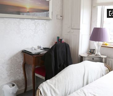 Room for rent in 5-bedroom apartment in Blackthorn, Dublin - Photo 1