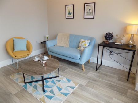 3 bedroom Flat To Let - Photo 3