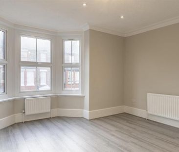 3 bedroom flat to rent - Photo 3