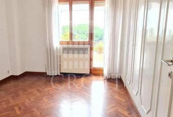 Attic-Cassia: 250mq. Top floor in addition to 250mq. of panoramic terraces. Spacious living, dining, 5 bedrooms, 3 baths, maid’s room, 3 panoramic terraces, parking, silent,. Located at begining of Cassia, near Schools. Ref 160