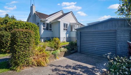 THREE BEDROOM FAMILY HOME IN WESTOWN - Photo 2