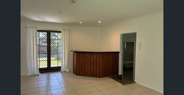 LARGE 5 BEDROOM FAMILY HOME WITH MULTIPLE LIVING AREAS - Photo 1