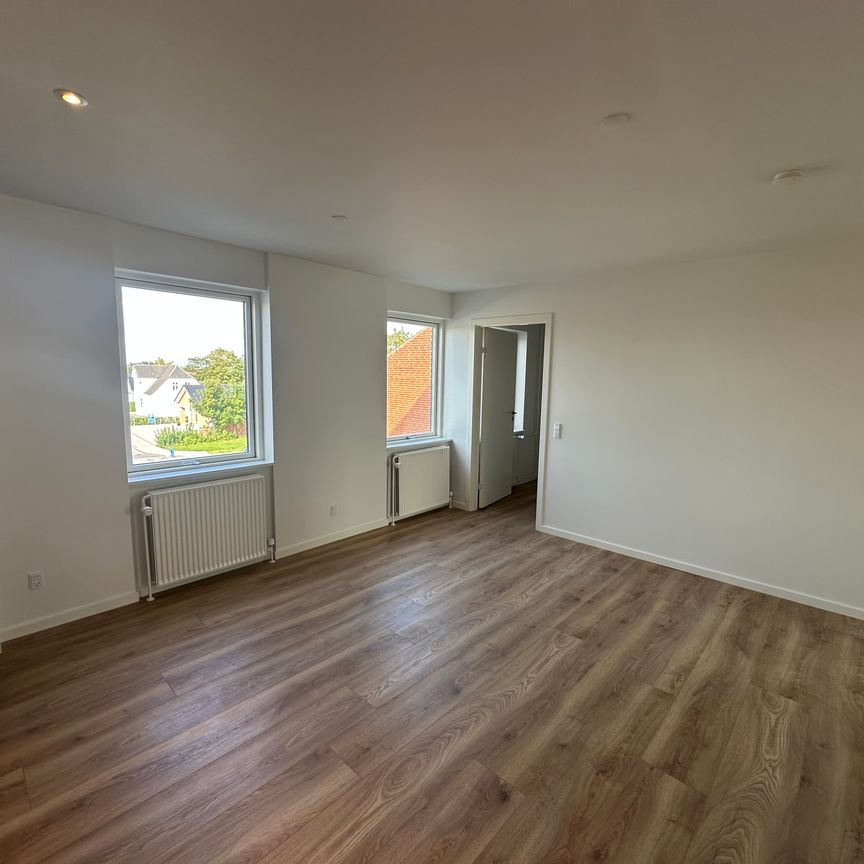 Helt ny-renoveret lejlighed med privat altan - Foto 1