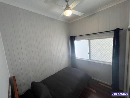 Lovely 3 Bedroom 2 Bathroom Furnished Home - Photo 4