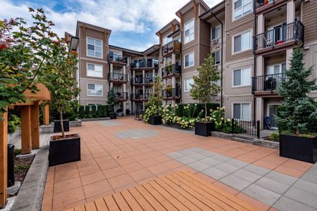 Stylish Condo - Photo 3