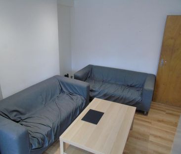1 bedroom in a flat share to rent - Photo 2
