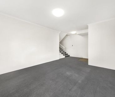 Spacious three bedroom townhouse - Photo 3