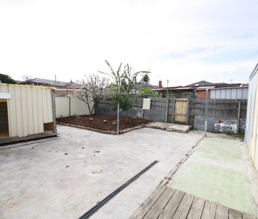 5 BEDROOM FAMILY HOME - Photo 6