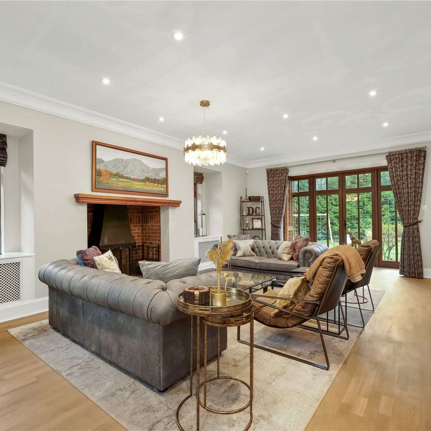An executive home in its own gated grounds within the prestigious Crown Estate - Photo 1