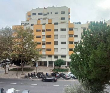 Room for rent in 5-bedroom apartment in Bairro Padre Cruz, Lisbon - Foto 2